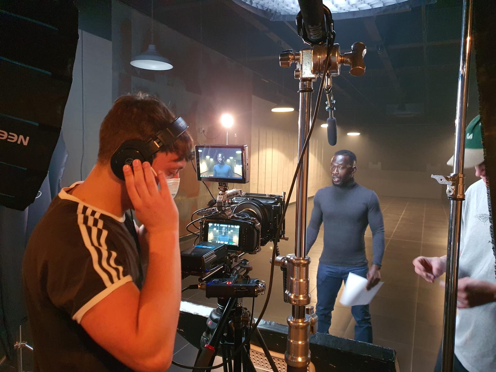 Mo on set directing